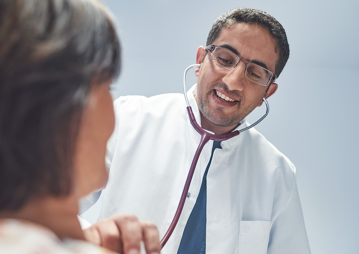 Arzt hört Patienten ab - Kardiologie - St. Elisabeth-Krankenhaus Salzgitter